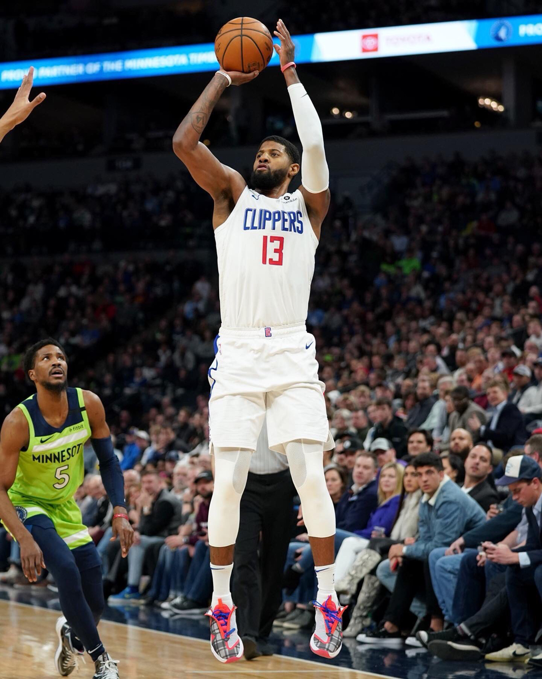 鲍威尔的半场表现：15分钟内艰难得分（鲍威尔半场挣扎：15分钟才艰难拿分）