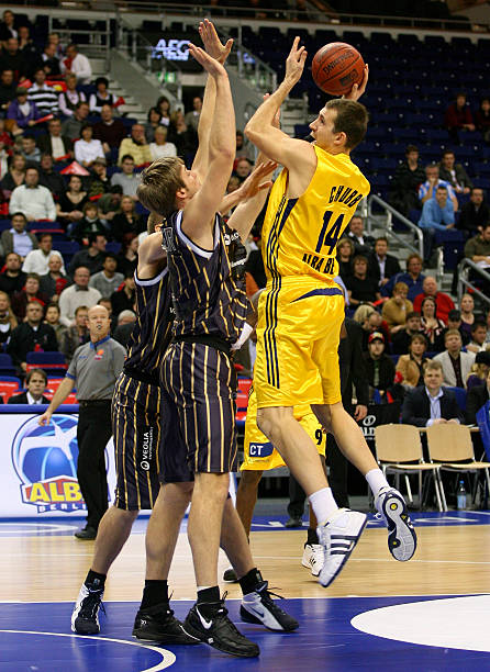 罗马诺：曼联今日继续与莱比锡谈判 塞斯科单独训练等待交易完成